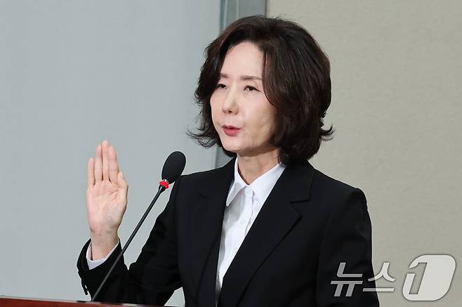 이진숙 사회부총리 겸 교육부 장관 후보자가 16일 오전 서울 여의도 국회 교육위원회에서 열린 인사청문회에 출석해 선서를 하고 있다. 2025.7.16/뉴스1 ⓒ News1 유승관 기자