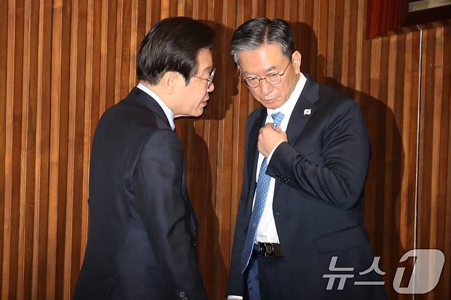 지난해 12월 10일 당시 이재명 더불어민주당 대표와 정성호 의원이 10일 오후 서울 여의도 국회에서 열린 본회의에서 대화하고 있다. 2024.12.10/뉴스1 ⓒ News1 이광호 기자