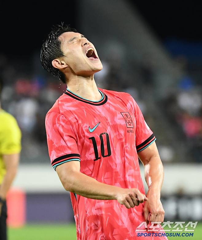 15일 오후 경기도 용인미르스타디움에서 열린 E-1 챔피언십(동아시안컵) 한국과 일본의 경기. 이동경이 슛이 막히자 울분을 토하고 있다. 용인=정재근 기자 cjg@sportschosun.com/2025.7.15/