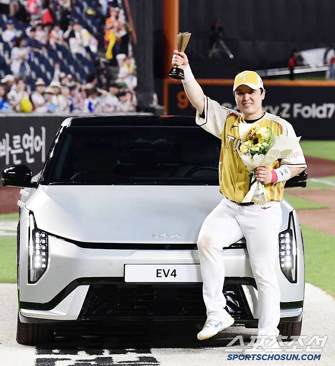 12일 대전 한화생명볼파크에서 열린 2025 KBO 올스타전, MVP를 수상한 LG 박동원이 부상을 받은 전기차 앞에서 포즈를 취하고 있다. 대전=송정헌 기자songs@sportschosun.com/2025.07.12/