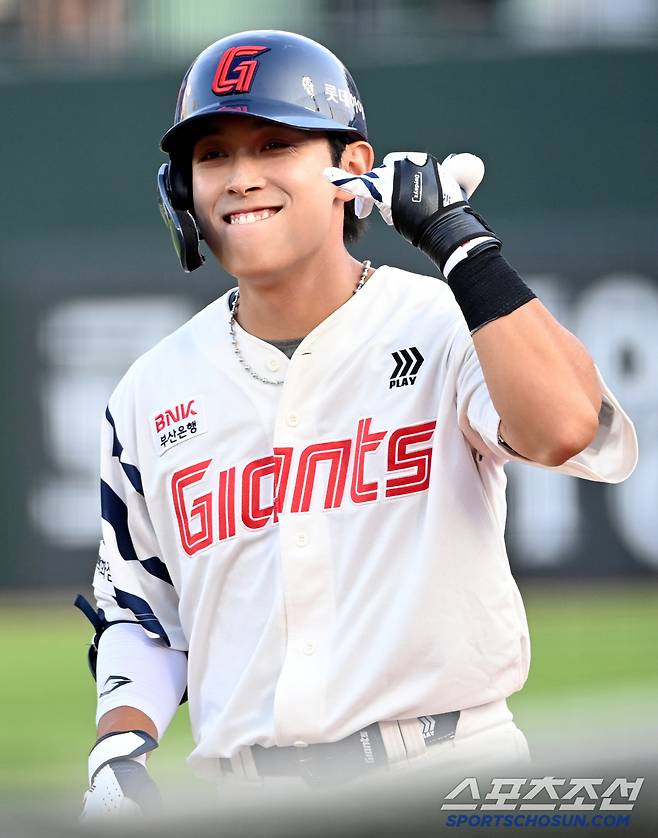 8일 부산사직야구장에서 열린 두산과 롯데의 경기, 1회말 롯데 황성빈이 내야안타로 진루에 성공하며 기뻐하고 있다. 부산=허상욱 기자wook@sportschosun.com/2025.07.08/