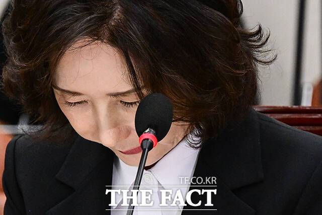 이진숙 사회부총리 겸 교육부 장관 후보자가 16일 오전 서울 여의도 국회 교육위원회에서 열린 인사청문회에 출석해 자신을 향해 제기된 일련의 의혹에 대해 사과하며 고개를 떨구고 있다. /국회=남윤호 기자