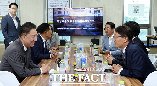 박대준 쿠팡 대표이사와 대화 나누는 김 직무대행(왼쪽)