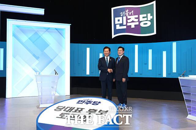 반면 당원 주권 강화 주제를 두고선 날 선 분위기가 연출되기도 했다. 정 후보는 "당원이 주인인 정당이 강한 민주당이 될 수밖에 없고, 강한 민주당이 이재명 정부를 강하게 뒷받침할 수 있다고 생각한다"며 "연말에 방송사 연기대상을 하듯 당원 콘서트를 열어 즐길 수 있는 그런 축제의 날을 만들고 싶다"고 언급했다. /국회사진기자단