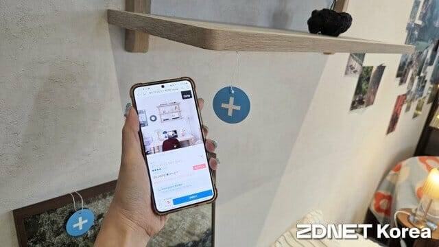 오늘의집 쇼룸 3층 ‘크리에이터 아뜰리에’에 있는 플러스 태그 QR코드를 촬영하면 제품 상세 페이지로 이동한다.