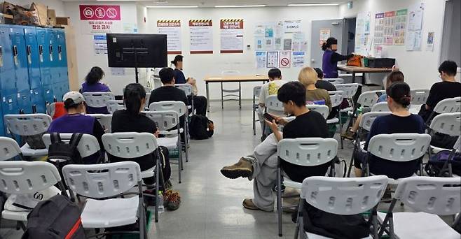 지난 8일 경기도 고양의 한 물류센터에서 헬퍼들이 휴식을 취하고 있다. 최영찬 기자