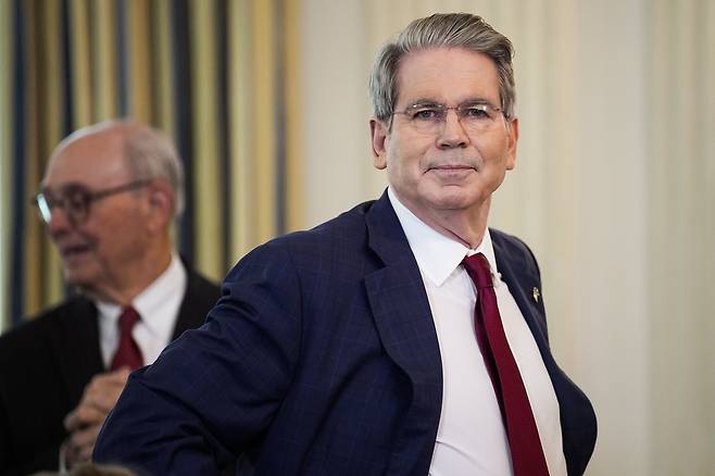 스콧 베선트 미국 재무장관은 15일 제롬 파월 연방준비제도 의장이 의장직과 함께 연준 이사직도 내려놔야 한다고 주장했다./EPA 연합뉴스