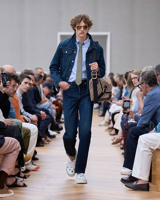 지난 6월 파리에서 열린 '2026 봄여름 남성패션위크' 디올 쇼 모습. 청청 패션이지만, 넥타이 하나로 나름의 '격식'있어 보이려는 듯한 최근의 '코프 코어' '오피스 코어' 느낌을 자아낸다. /디올