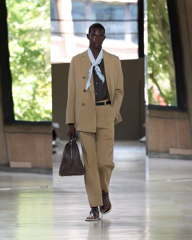 2026 봄 여름 파리 남성복 쇼. 에르메스에선 시원한 신발에 대조되는 네커치프로 포인트를 줬다. /에르메스