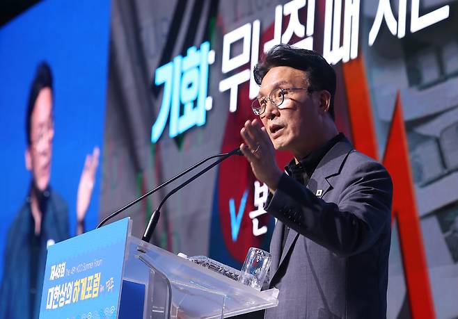 김민석 국무총리가 16일 경북 경주시 라한셀렉트 호텔에서 열린 제48회 대한상공회의소 하계포럼에 참석해 기조연설을 하고 있다. /연합뉴스