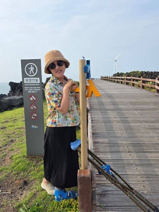 골절을 입었지만 밝은 모습으로 관광하는 아내 ⓒ