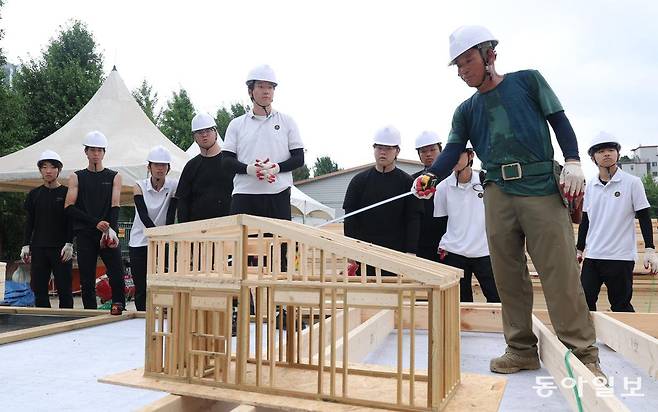 3일 경기 의정부시 가능동 의정부공고에서 ‘현장 교사’로 나선 목공 명장 이준문 씨가 건축인테리어과 학생들에게 신축 건물 모형을 가리키며 건축물 하중과 관련해서 설명하고 있다. 의정부=신원건 기자 laputa@donga.com