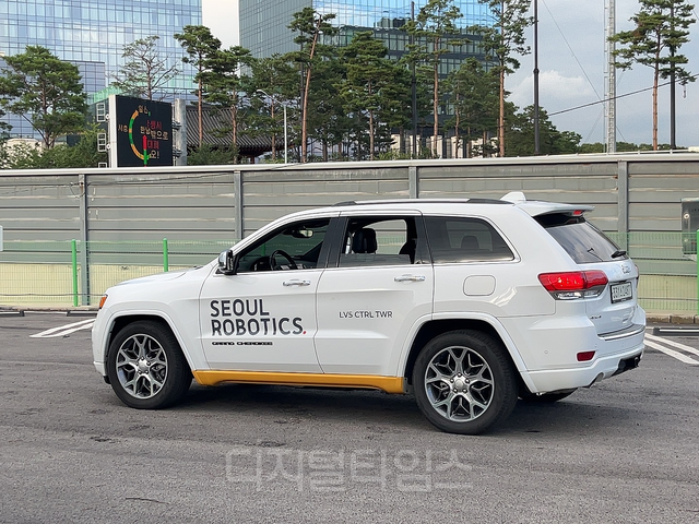 서울로보틱스가 15일 경기 판교에서 국내 미디어를 대상으로 B2B(기업간 거래) 소프트웨어 기술 ‘레벨5 컨트롤 타워’ 기술 시연에서 탑승해 본 지프 그랜드 차량. 이 모델은 완전자율주행 모델이 아니지만 운전석에 사람없이도 핸들이 알아서 조향하며 정해진 경로를 주행한다. 장우진 기자