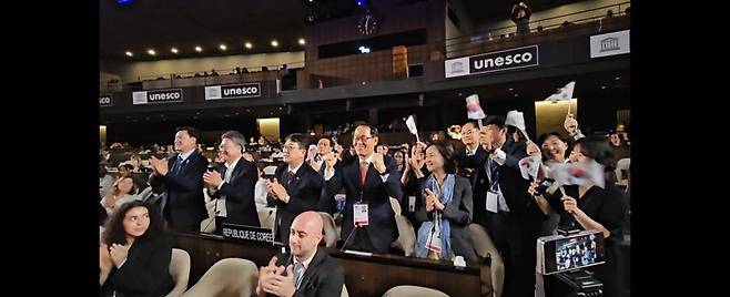 지난 15일 프랑스 파리에서 열린 유네스코 세계유산위원회에서 내년 7월 '제48차(2026년) 유네스코 세계유산위원회(WHC)' 개최 도시로 부산이 확정되는 순간 이준승 부산시 행정부시장 등 유치단 일행들이 환호하고 있다. 부산시 제공