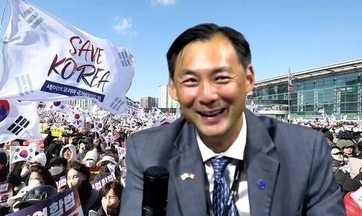 지난 2월8일 오후 세이브코리아가 동대구역 광장에서 연 국가비상기도회 모습과 모스 탄 미국 리버티대 교수를 합성했다. 연합뉴스, 이봉규티브이(TV) 유튜브 갈무리