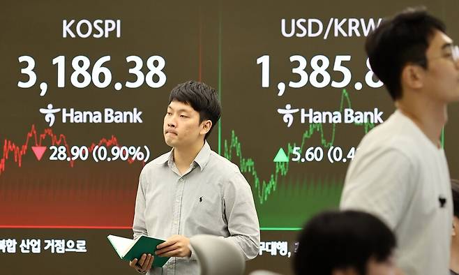 서울 하나은행 본점 딜링룸에서 딜러들이 업무를 보고 있다. 연합뉴스