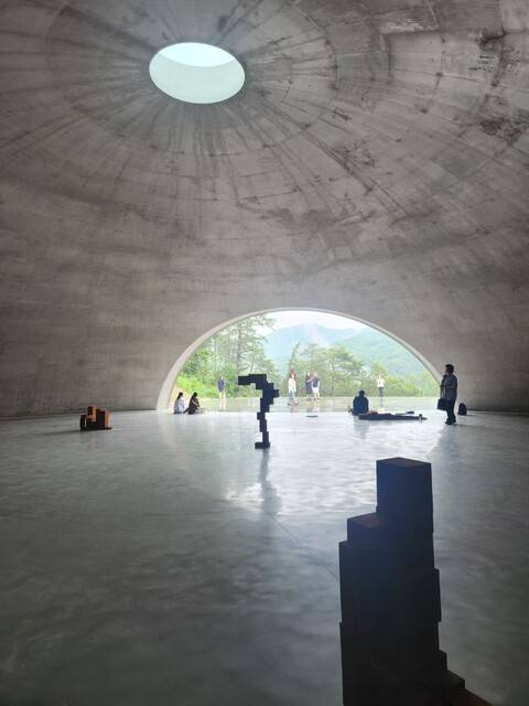 강원도 원주 뮤지엄 산에 설치된 안토니 곰리의 작품들은 관객과의 소통으로 의미가 완성된다. 사진 강혜승