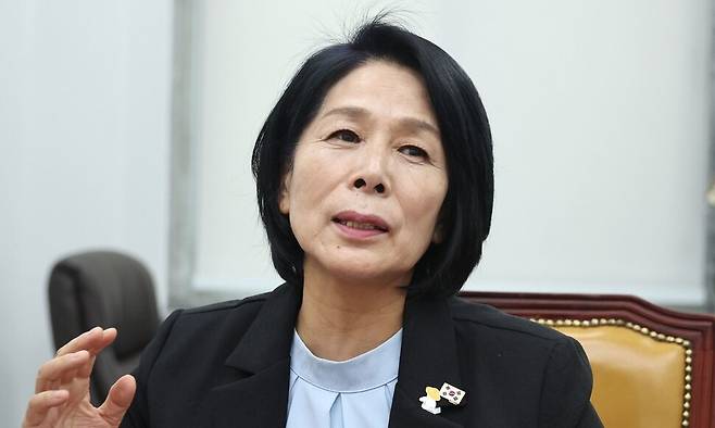 최민희 국회 과학기술정보방송통신위원회 위원장이 지난 15일 국회에서 한겨레와 인터뷰하고 있다. 윤운식 선임기자 yws@hani.co.kr