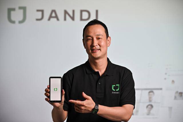 김대현 토스랩 대표가 서울 세종로 한국일보사에서 스마트폰에 설치된 업무용 협업 소프트웨어 '잔디'를 실행하고 있다. 잔디는 인터넷에 접속해 보고서 작성, 회의, 일정 관리 등 다양한 업무를 할 수 있는 소프트웨어 서비스다. 정다빈 기자