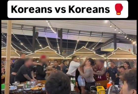 태국 파타야의 식당에서 한국인 관광객들이 패싸움을 벌이고 있다. 유튜브 캡처