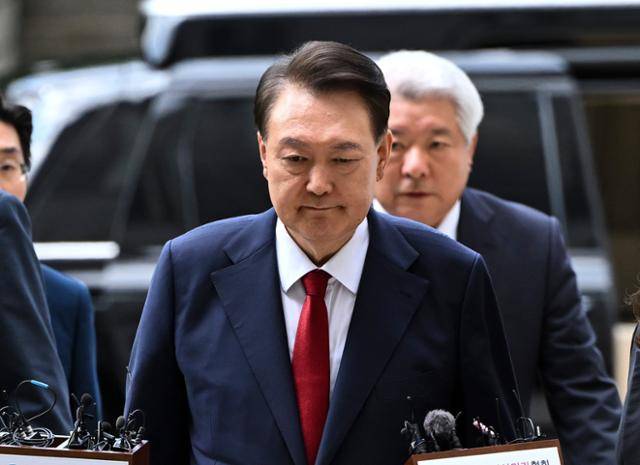 윤석열 전 대통령이 9일 서울 서초구 서울중앙지법에서 구속 전 피의자심문을 받기 위해 출석하고 있다. 사진공동취재단