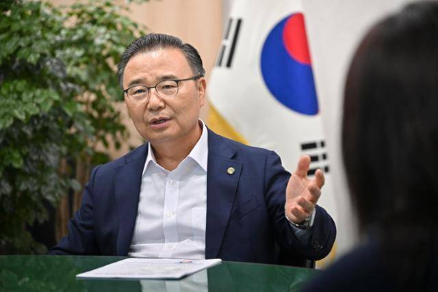 류경기 서울 중랑구청장이 10일 중랑구청 집무실에서 한국일보와 인터뷰하고 있다. 정다빈 기자