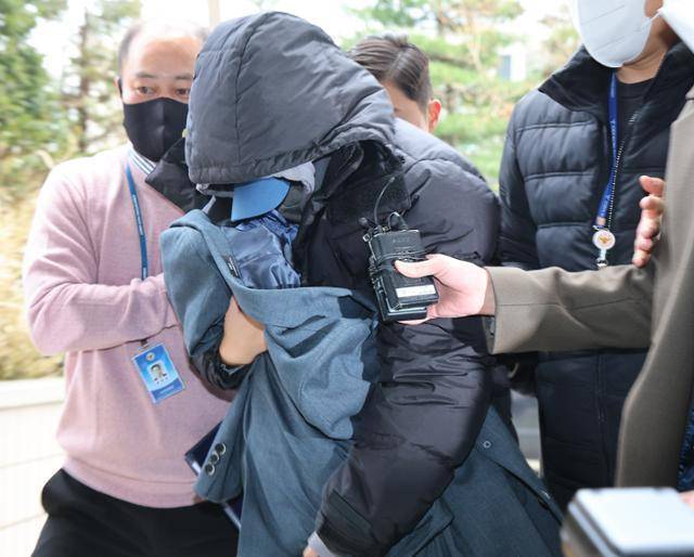 고 이선균을 협박해 돈을 뜯은 혐의를 받는 20대 전직 영화배우가 아이를 안은 채 2023년 12월 인천 미추홀구 인천지법에서 열린 구속 전 피의자 심문(영장실질심사)에 출석하고 있다. 연합뉴스