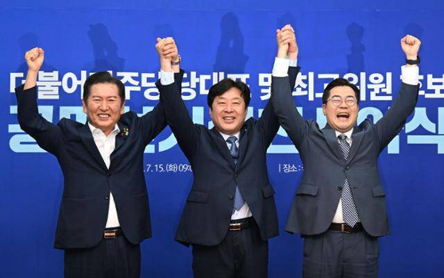 정청래(왼쪽부터) 더불어민주당 당대표 후보, 황병선 최고위원 후보, 박찬대 당대표 후보가 15일 국회에서 열린 공명선거 실천 서약식에서 손을 들어 보이고 있다. 고영권 기자