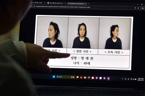 대전경찰청이 지난 2월 10일 대전의 한 초등학교 1학년 고 김하늘 양을 학교에서 흉기로 살해한 교사 명재완(48)의 신상정보를 공개한 가운데 대전 서구의 한 가정에서 시민이 관련 뉴스를 검색하고 있다. 프리랜서 김성태