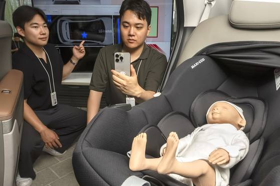 LG이노텍 직원이 차세대 디지털키 솔루션의 '아동 감지(CPD)' 기능을 시연하고 있다. LG이노텍