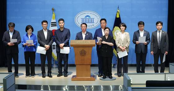 국회 농림축산식품해양수산위원회 어기구 위원장, 이원택 간사를 비롯한 더불어민주당 의원들이 15일 서울 여의도 국회 소통관에서 미국과의 관세협상 관련 정부를 향해 우리 농업을 지키겠다는 입장을 분명히 밝혀야 한다며 공동성명서를 발표하고 있다. 뉴스1