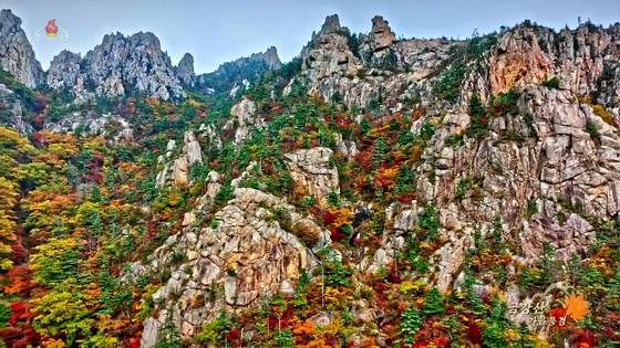 북한 조선중앙TV가 2023년 10월 24일 방영한 드론을 이용해 촬영한 붉게 물든 금강산의 가을풍경. 조선중앙TV 화면=연합뉴스