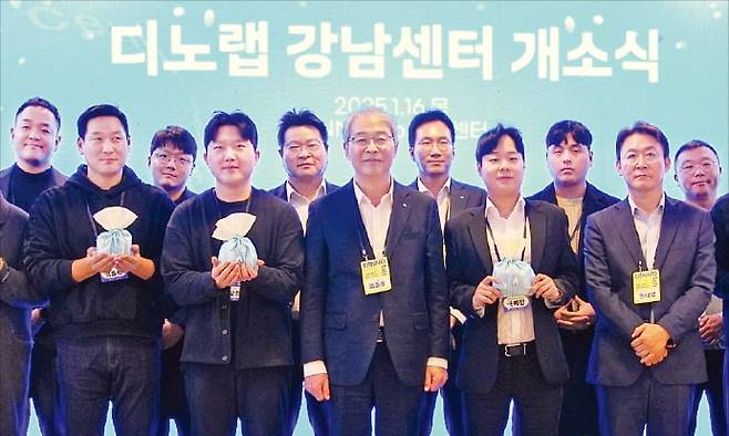 임종룡 우리금융그룹 회장(앞줄 가운데)이 지난 1월 서울 삼성동에 문을 연 '디노랩 강남센터'의 개소식에 참석해 기념촬영을 하고 있다. 우리금융그룹 제공