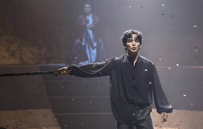 배우 유승호가 13일 서울 마포구 서강대학교 메리홀 대극장에서 열린 연극 ‘킬링시저’ 프레스콜에서 열연을 펼치고 있다./사진=뉴스1