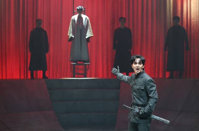 배우 유승호가 13일 서울 마포구 서강대학교 메리홀 대극장에서 열린 연극 ‘킬링시저’ 프레스콜에서 열연을 펼치고 있다./사진=뉴스1