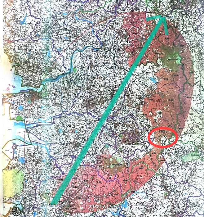 한국전력공사가 ‘345㎸급 신정읍~신계룡 송전선로’를 건설하기 위해 확정한 최적경과대역 사진. 최적경과대역은 지도에서 빨간색으로 색칠된 구간으로, 한전은 이후 이 지역 주민들을 대상으로 2차 입지선정위원회를 구성한 뒤 송전선로를 결정한다. 신정읍에서 출발한 전기는 왼쪽 아래에서 빨간색 구간을 거쳐 신계룡으로 이어진다. 빨간 원 안에 있는 곳이 완주군 소양면이다. 완주군 송전탑 백지화 추진위원회 제공