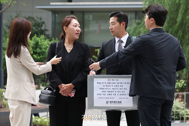 명태균 공천 개입 의혹 최초 제보자인 강혜경씨가 16일 참고인 조사를 위해 서울 종로구 KT광화문빌딩 웨스트에 마련된 김건희 특검팀 사무실에 문건일 변호사와 함께 출석하고 있다. 한수빈 기자