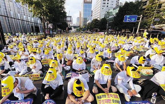 JMS 교주 정명석이 대법원에서 징역 17년형을 선고받았지만 피해자들은 여전히 고통을 호소하고 있다. 사진은 2023년 JMS 신도들이 시위하는 모습. 국민일보DB