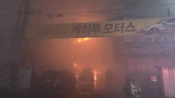 16일 안양시 동안구 호계동의 K2모터스 정비소에서 화재가 발생했다. 경기도소방재난본부 제공