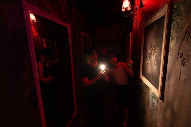 롯데월드의 대표 공포 체험 콘텐츠 ‘귀담’ / 사진=롯데월드 어드벤처