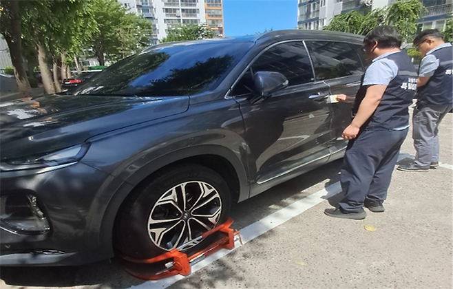 고액 체납자 차량 바퀴에 채워진 족쇄 <자료=울산시>