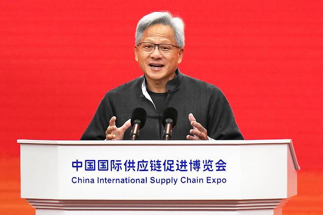 가죽재킷 대신 中 스타일 젠슨 황 엔비디아 최고경영자가 16일 중국 베이징에서 열린 제3회 중국 국제공급망촉진박람회 개막식에서 자신의 트레이드마크인 검은색 가죽 재킷 대신 중국 전통의상을 변형한 당복(唐裝)을 입고 연설하고 있다. 그는 "(중국) 친구들과 손잡고 인공지능(AI) 시대에 함께 번영과 미래를 열 것"이라고 강조했다. AP연합뉴스