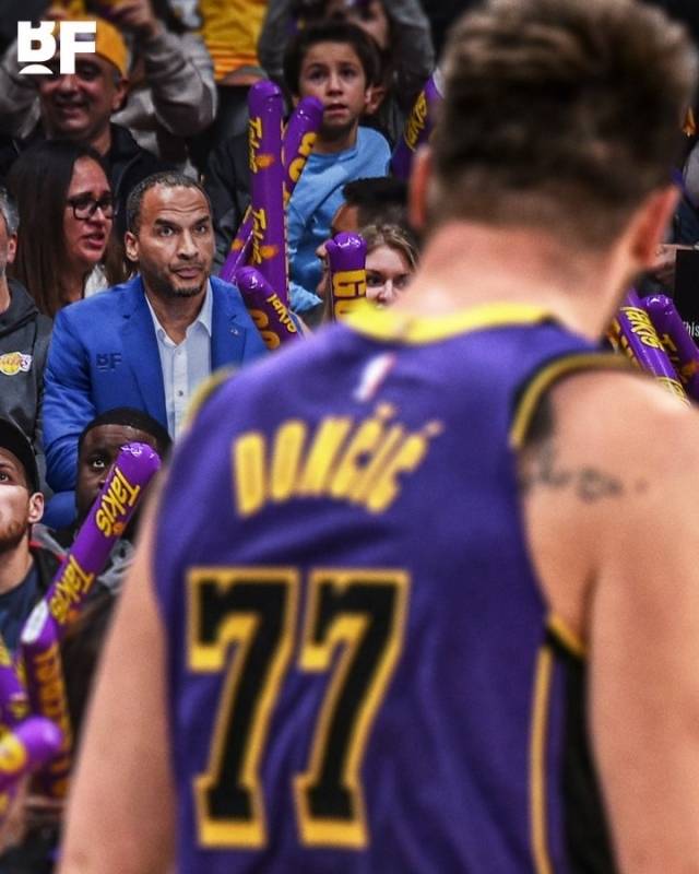 큐반은 “오클라호마시티가 한 걸 봐라. 정말 똑똑한 선택이었다. 사람들은 ‘왜 이렇게 많은 선수에게 돈을 주는가?’라고 묻지만 지금 샐러리캡이 가장 낮을 거라고 판단했기에 미리 계약한 것이다. 앞으로 매해 10%씩 올라갈 텐데 지금 계약하면 나중에 유리하다”고 설명했다. 이어 “해리슨 단장도 같은 전략을 사용했다. 우리는 워싱턴 외 모두 연장 계약을 맺었다. 앞으로 점점 더 많은 여유가 생길 것이다. 왜? 연봉이 고정되어 있으니까”라고 더했다. 사진=바스켓볼 포에버 SNS