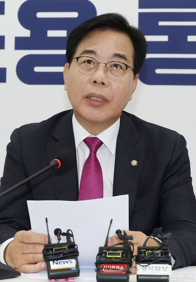 (서울=뉴스1) 이광호 기자 = 송언석 국민의힘 비상대책위원장 겸 원내대표가 16일 오전 서울 여의도 국회에서 가진 현안 관련 기자간담회에서 발언하고 있다. 2025.7.16/뉴스1 Copyright (C) 뉴스1. All rights reserved. 무단 전재 및 재배포, AI학습 이용 금지. /사진=(서울=뉴스1) 이광호 기자