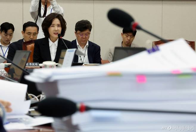 이진숙 사회부총리 겸 교육부 장관 후보자가 16일 서울 여의도 국회 교육위원회에서 열린 인사청문회에서 의원 질의에 답하고 있다. 문서는 김대식 국민의힘 의원이 가져온 이 후보자의 논문들/사진=뉴시스 /사진=고승민