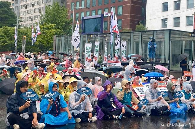 전국민주노동조합총연맹(민주노총) 조합원들이 16일 오후 서울 영등포구 국회의사당 인근에서 열린 '2025 민주노총 총파업 대회'에서 구호를 외치고 있다./사진=이현수 기자.