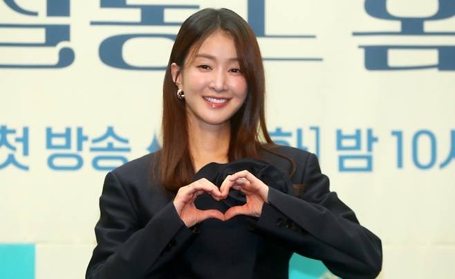 배우 이시영의 전남편 동의 없이 배아 이식을 통한 이혼 후 둘째 임신에 대해 변호사들이 자신들의 의견을 밝혔다. 사진은 지난달 16일 서울 마포구 스탠포드호텔에서 열린 ENA 새 월화드라마 '살롱 드 홈즈' 제작발표회에 참석한 배우 이시영. /사진=뉴시스