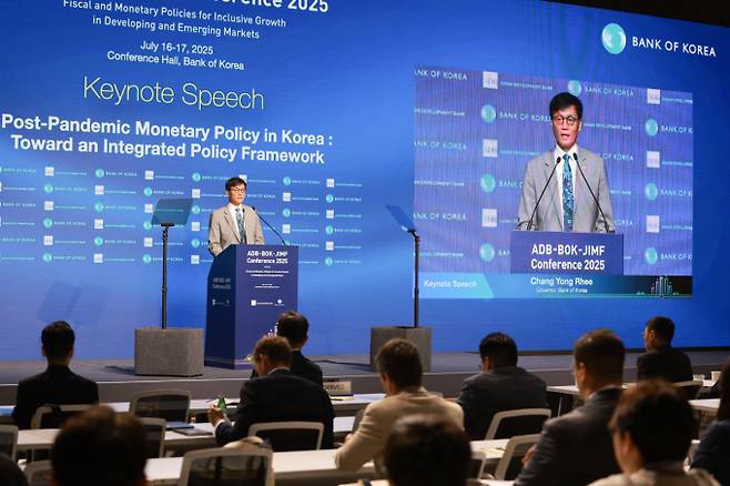 사진은 16일 서울 중구 한국은행에서 열린 'ADB-BOK-JIMF 컨퍼런스'에 참석해 기조연설하는 이창용 한국은행 총재. /사진=뉴스1(한국은행 제공)