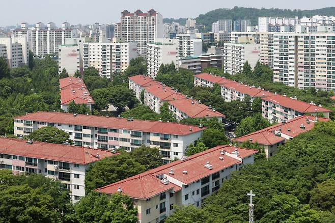 이재명 대통령은 1~3기 신도시 건설 지연으로 4기 신도시의 필요성은 낮아졌다고 진단했다. 사진은 서울 양천구 목동 아파트 단지 모습./사진=뉴스1