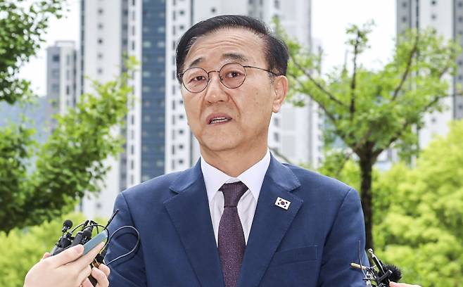 지방 부동산 거래 회복을 위해 정부가 세금 혜택 등 대응책을 마련해야 할 필요성이 제기된다. 사진은 김윤덕 국토교통부 장관 후보자가 지난 15일 정부과천청사로 출근해 기자들의 질문에 답변하는 모습. /사진=뉴시스